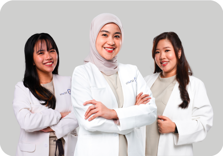 Dokter gigi sedang melayani pasien