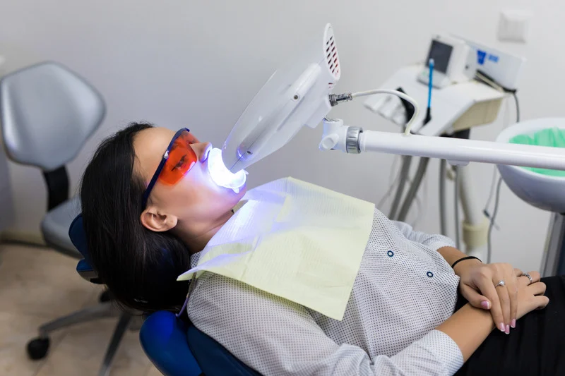 Dokter gigi sedang melayani pasien