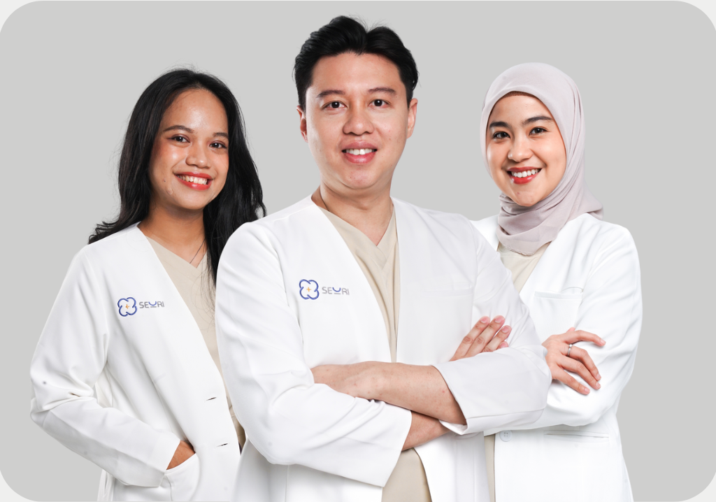 Dokter gigi sedang melayani pasien