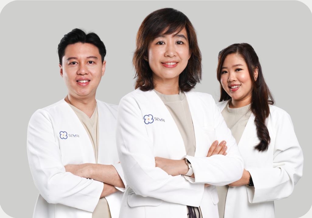 Dokter gigi sedang melayani pasien