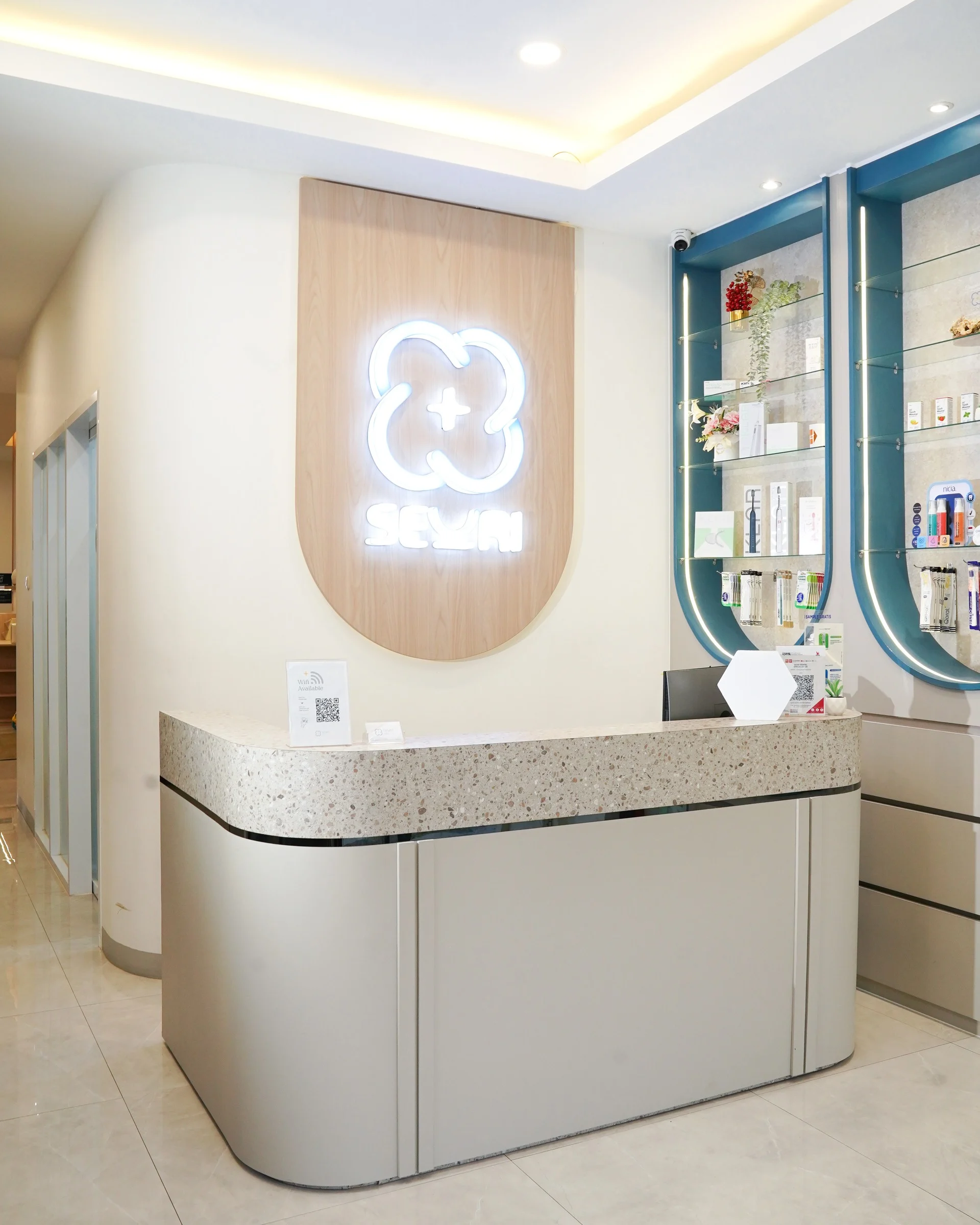 Dokter gigi sedang melayani pasien