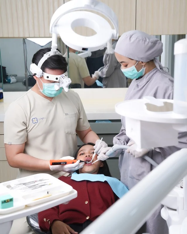 Dokter gigi sedang melayani pasien