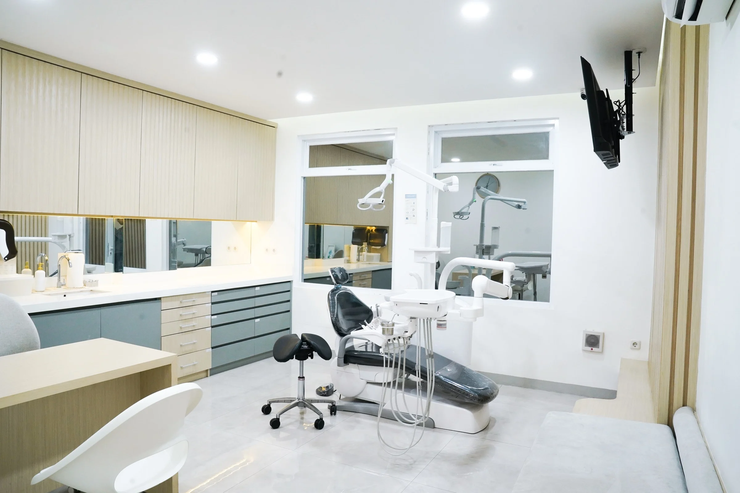Layanan Gigi Seuri Dental Clinic