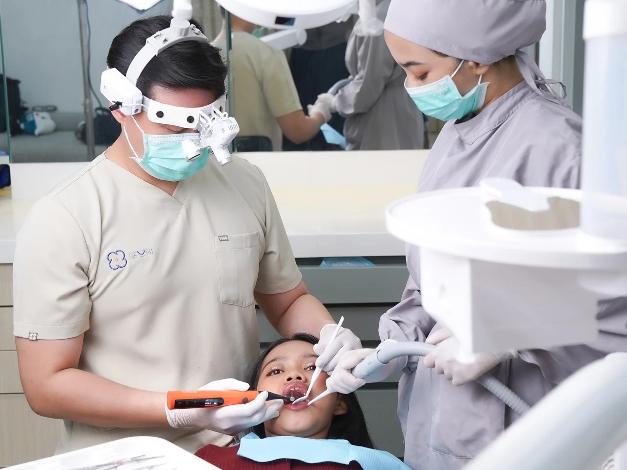 Dokter gigi sedang melayani pasien