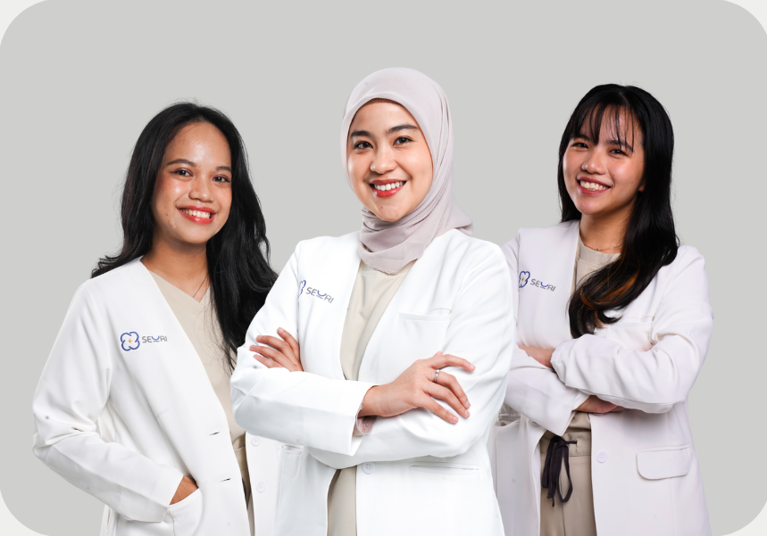 Dokter gigi sedang melayani pasien